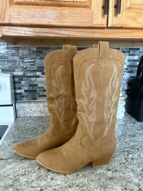 Classic Tan Western-Style Heeled Boots with Embroidered Shaft